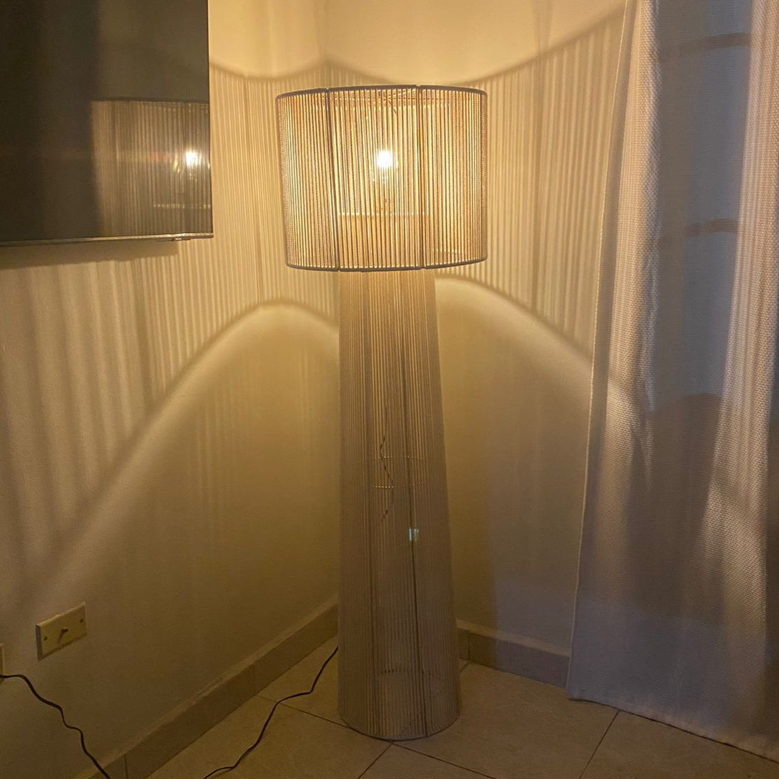 Lámpara de Piso de Algodón – Luz Cálida y Diseño Textil