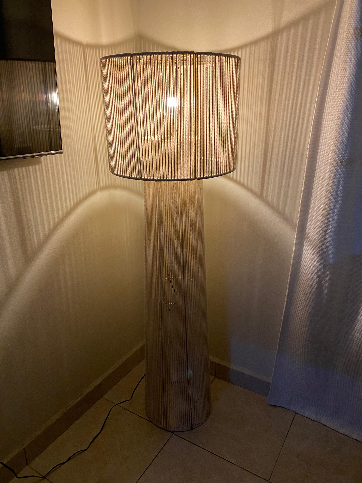 Lámpara de Piso de Algodón – Luz Cálida y Diseño Textil