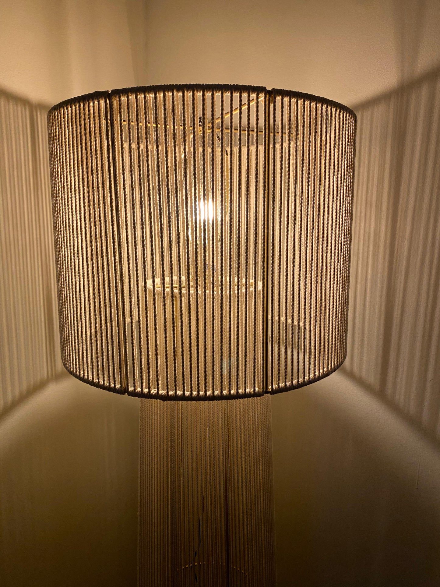 Lámpara de Piso de Algodón – Luz Cálida y Diseño Textil