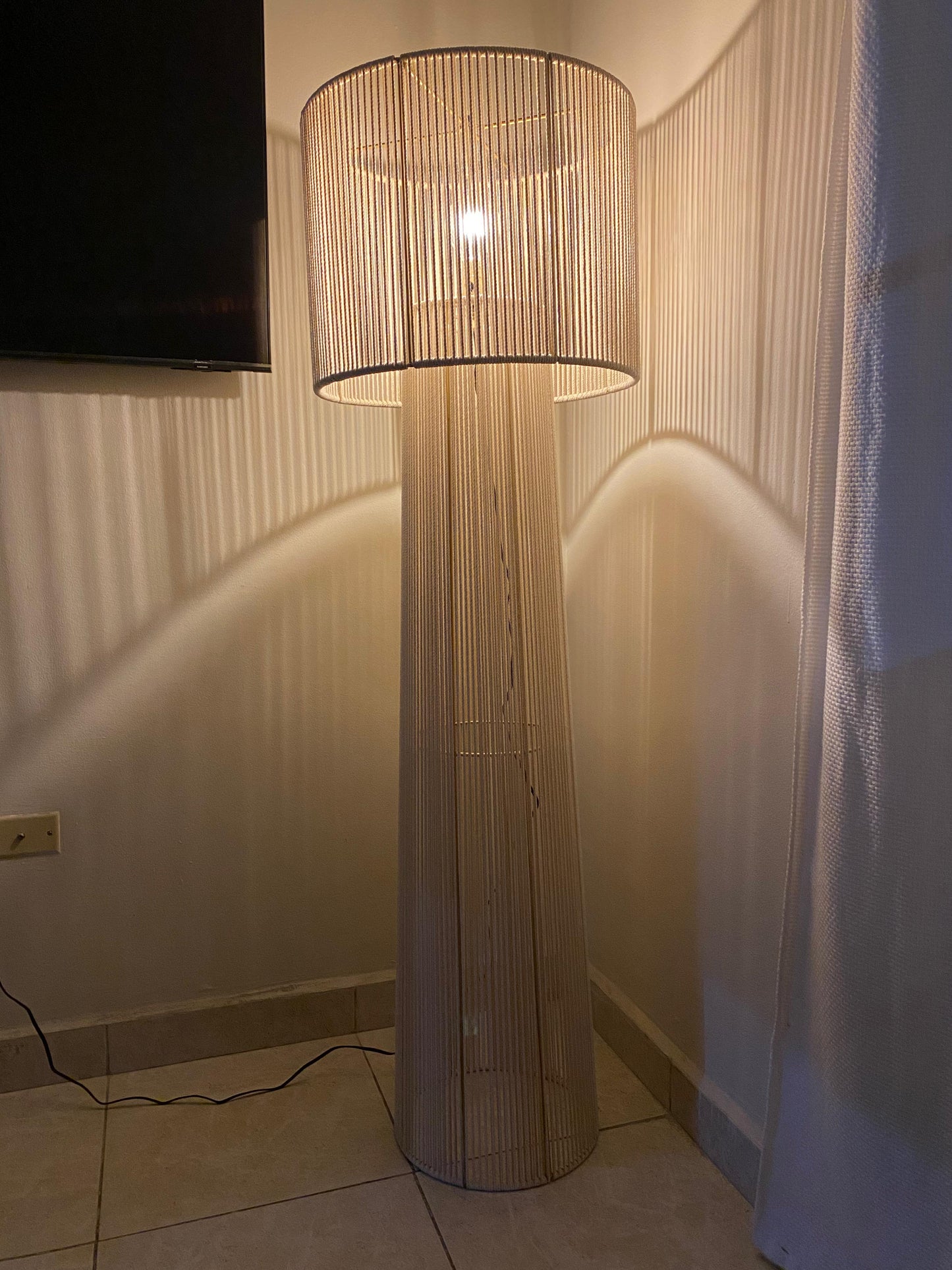Lámpara de Piso de Algodón – Luz Cálida y Diseño Textil