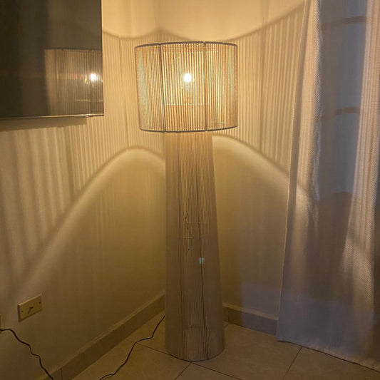 Lámpara de Piso de Algodón – Luz Cálida y Diseño Textil